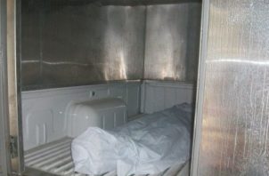 El Ministerio Público ordenó el traslado del cuerpo a la morgue judicial ubicada en la parte posterior del Ministerio de Salud. Foto. José Vásquez