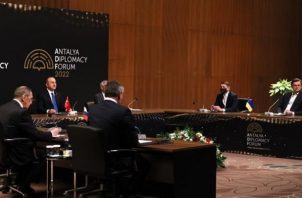El ministro ruso de Asuntos Exteriores, Sergei Lavrov (i) y su homógo ucraniano, Dmytro Kuleba (enfrente) en la cumbre celebrada este jueves en Antalya, Turquía. EFE