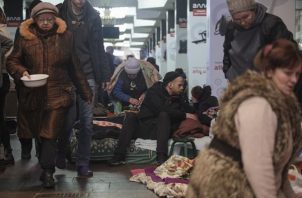 Ciudadanos de Járkov, en el este de Ucrania, permanecen refugiados del asedio ruso en el metro de la ciudad. EFE
