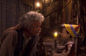 Tom Hanks interactuando con Pinocho cuando aún es una marioneta de madera. Foto: Disney+