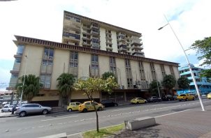 Edificio Poly, que sirve de sede provisional de la Escuela República de Venezuela. Foto: Víctor Arosemena