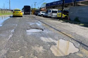 En redes sociales son constantes las quejas de conductores y transeúntes por el mal estado de las calles como ésta en La Chorrera. Foto: Internet