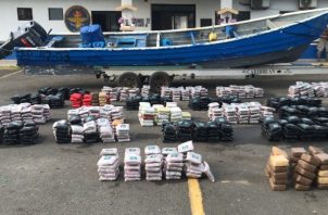 Los 24 bultos encontrados en la embarcación contenían un total de 1,105 paquetes de drogas. Foto. Cortesía del Senan