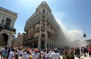 Habitantes y cuerpos de emergencia acuden a la zona tras una explosión en Hotel Saratoga, en la capital cubana. EFE