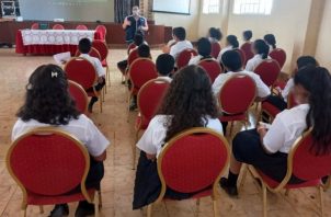 Estas charlas en materia de derechos humanos son impartidas en otros colegios del interior del país. Foto. Cortesía Defensoría del Pueblo