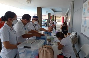 La directora regional del Minsa, Gladys Novoa, señaló que desde el pasado martes se practican diariamente más de 800 hisopados en la provincia de Chiriquí. Foto. José Vásquez