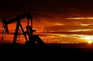 Precio del petróleo intermedio de Texas (WTI) subió este lunes un 3.4 %. Foto: EFE