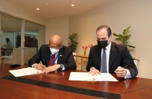 El contrato lo firmaron Héctor Alexander del MEF, y el presidente del BID, Mauricio Claver-Carone. Foto: Cortesía MEF