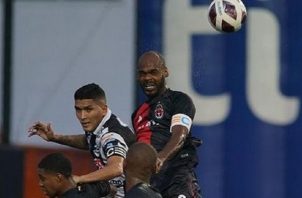 Adolfo Machado del Sporting y Edwin Aguilar del Tauro saltan por el balón. Foto: @LPF
