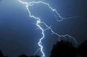 En caso de una tormenta eléctrica hay que alejarse de los equipos o cables eléctricos. Foto: Archivo Ilustrativa 