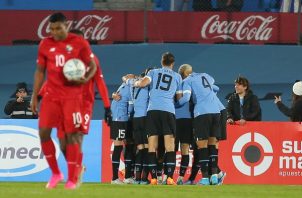 Ricardo Buitrago de Panamá con el balón en la mano, atrás los uruguayos festejan uno de sus goles. Foto: EFE