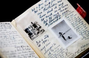 Ejemplar del diario de Anna Frank expuesto para la prensa en el museo de Anna Frank en Amsterdam, Holanda, en una imagen de archivo. Foto: EFE / Ade Johnson