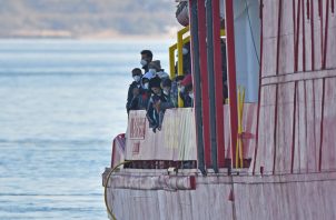 Naufraga bote neumático en el Mediterráneo central repleto de migrantes. Foto: EFE