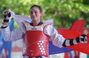 Carolena festeja su medalla de oro en los Juegos Bolivarianos. Foto: COP
