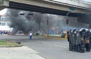 Las unidades antidisturbios de la Policía Nacional lanzaron gases lacrimógenos. Foto: Melquiades Vásquez