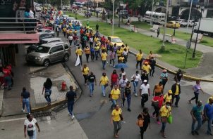Los docentes se concentraron este viernes en la calle 10 avenida Central de la ciudad de Colón. Foto: Diomedes Sánchez