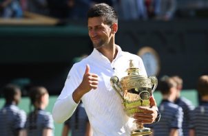 Novak Djokovic festeja con el trofeo en  Wimbledon. Foto:EFE