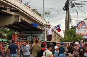 El puente vehicular en Santiago amaneció este miércoles tomado por los manifestantes. Foto: Melquiades Vasquez 