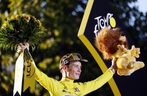 El danés Jonas Vingegaard en el podio en el Tour de Francia. Foto:EFE