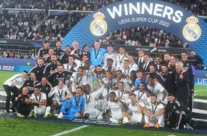 Jugadores de Real Madrid festejan con la Supercopa de Europa. Foto: EFE