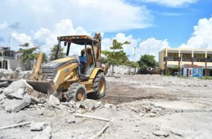 Maquinaria pesada remueven escombros en Les Cayes (Haití). EFE