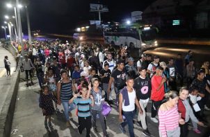 Migrantes de diversas nacionalidades caminan en caravana hoy, en Tapachula