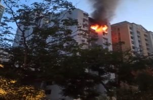 El incendio se registró en el edifico Torres El Cangrejo. Foto: Twitter