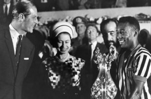 Pelé con la fallecida Reina Isabel II. Foto: @Pele