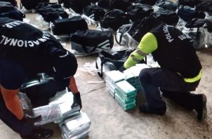 Se incautaron 2,037 paquetes de droga en 50 maletines que estaban en dos contenedores. Foto: Diomedes Sánchez 