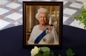 Imagen de un retrato de la reina Isabel II. EFE/EPA/CHRISTIAN HARTMANN