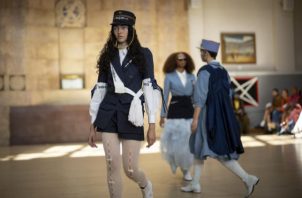 Modelos presentan creaciones del diseñador turco Bora Aksu durante un desfile en la Semana de la Moda de Londres este 16 de septiembre. Foto: EFE/  EPA / Tolga Akmen