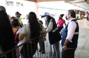 Las entrevistas a los usuarios de metrobuses fue realizada por la Defensoría del Pueblo en las primeras semanas de ejecutada la medida. Foto: Cortesía Defensoría del Pueblo