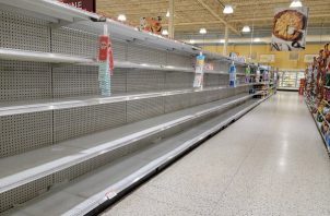 En Miami, el agua comienza a escasear en los supermercados, ante la probabilidad de que Ian se convierta en un huracán de gran magnitud. Foto: EFE