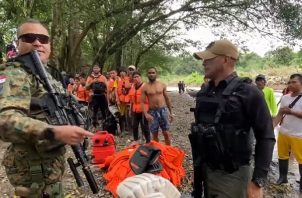 El ministro de Seguridad estuvo en la frontera con Colombia este sábado, observando el flujo migratorio. Foto: Tomado del Ministerio de Seguridad