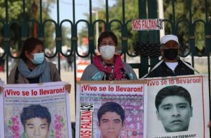 Familiares y compañeros de los 43 estudiantes desaparecidos de la Escuela Normal "Isidro Burgos" de Ayotzinapa protestan. Foto: EFE
