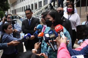 La fiscal Ruth Morcillo, tras abandonar el palacio de justicia Gil Ponce, habló con los periodistas. Víctor Arosemena