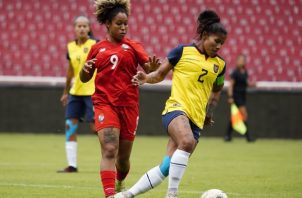 Karla Riley (izq.) en el  primer juego ante Ecuador. Foto:Fepafut