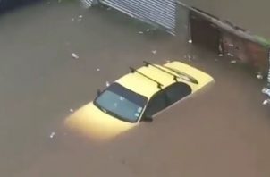 Autos quedaron bajo el agua. Foto: Redes Sociales