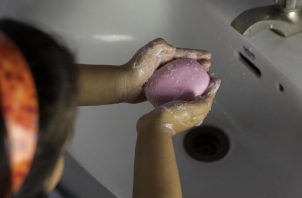  Está comprobado que el lavado de manos con agua y jabón puede disminuir las enfermedades diarreicas en un 30%.