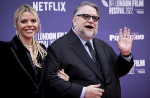 El director mexicano Guillermo del Toro y su mujer Kim Morgan durante el estreno en Londres de su película Pinocchio. EFE