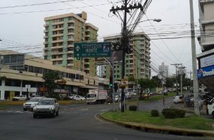 La avenida 12 de octubre es una importante arteria vial en la Ciudad de Panamá.