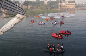 Tragedia en la India, colapsa puente histórico. Foto: EFE