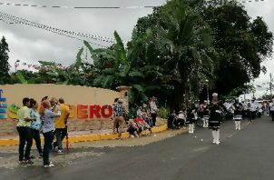 Tras los actos protocolares, en el que participaron las autoridades locales, inició el desfile bajo una pertinaz lluvia, que no detuvo a las delegaciones invitadas. Foto. Thays Domínguez