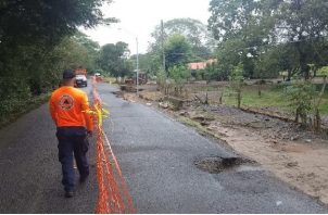 Personal de Respuesta del Sistema Nacional de Protección Civil (Sinaproc) realizó la evaluación de daños ante el colapso de la vía que conduce al sector de Tonosí, a causa de las fuertes lluvias. Foto. Sinaproc