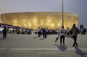Estadio Lusail, con capacidad para 80.000 espectadores, su diseño recuerda a los cuencos tradicionales árabes hechos a mano y sus luces consiguen un efecto de vida en el exterior.EFE