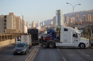 Camiones bloquean la vía durante una manifestación, en Iquique (Chile), EFE