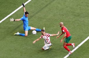 El portero Yassine Bounou de Marruecos salva contra Nikola Vlasic de Croacia. Foto: EFE