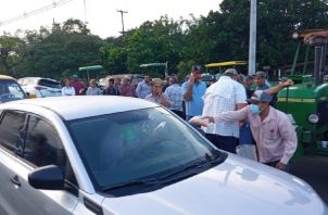 Cerraron la vía que conduce de Las Tablas hacia Pocrí, y regalaron maíz a los conductores, como medida de protesta. Foto. Thays Domínguez