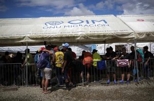 Cientos de migrantes hacen fila en una estación de recepción migratoria (ERM) de San Vicente (Panamá). EFE