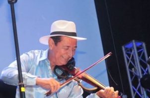 Colaquito Cortez adquirió el violín en Miami. Foto: Facebook / Fundación Colaquito Cortez